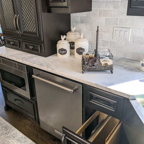 Lower Cabinet with Integrated Pull-out Storage
